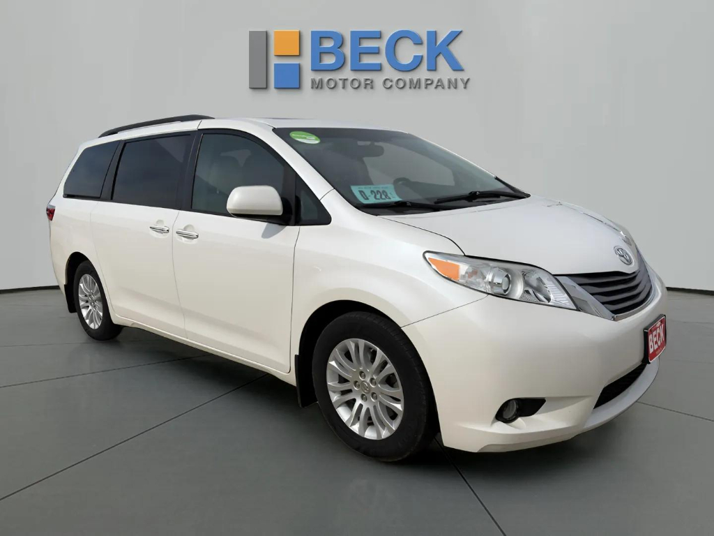 White (Blizzard Pearl) 2016 Toyota Sienna XLE 7-Passenger Auto Access Seat Minivan Front-Wheel Drive 6-Speed Automatic