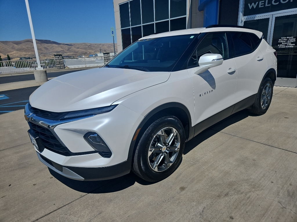 White (Iridescent Pearl Tricoat) 2025 Chevrolet Blazer SUV / Crossover All-Wheel Drive 9-Speed Automatic