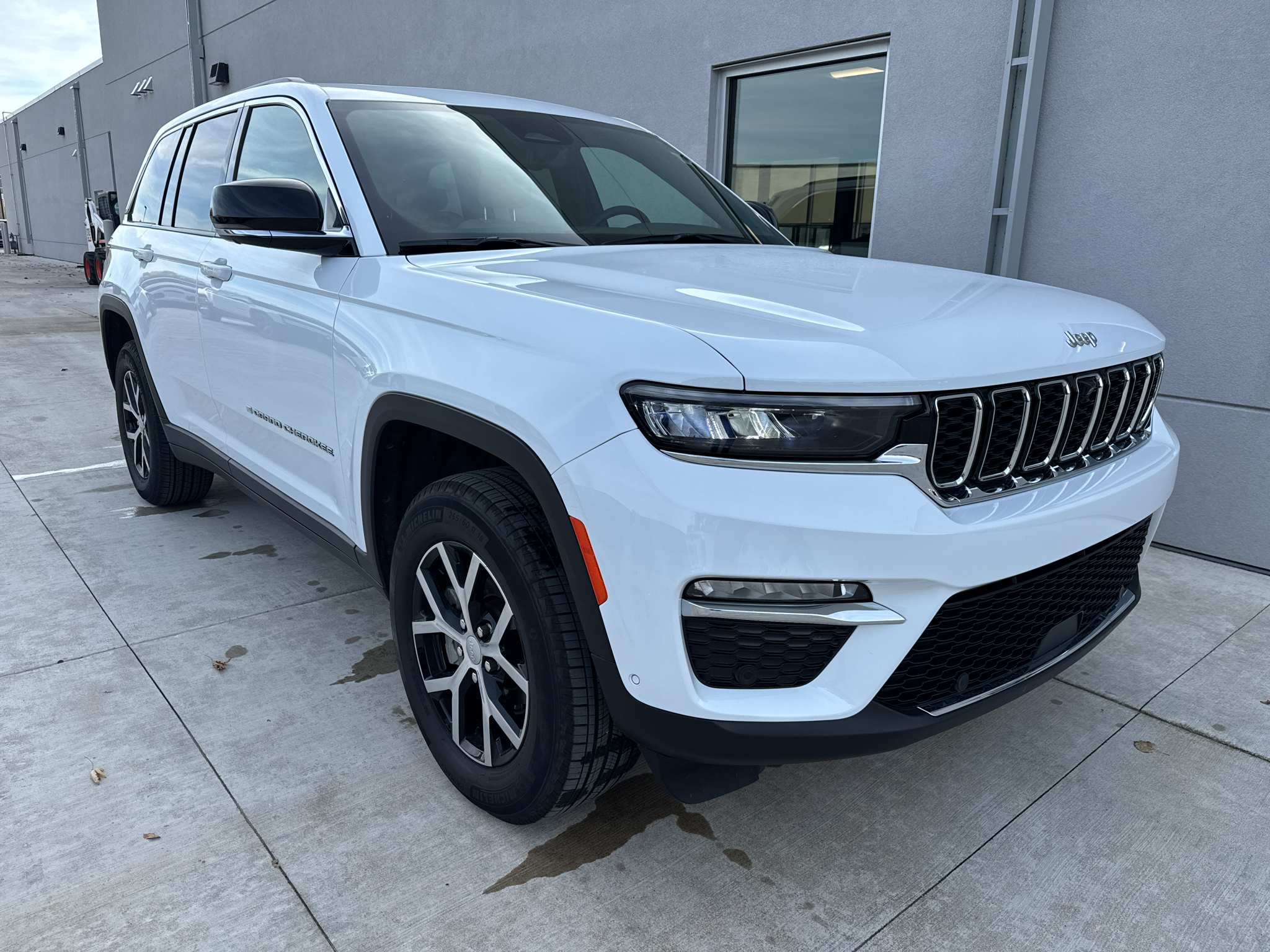 Bright White Clearcoat 2025 Jeep Grand Cherokee SUV / Crossover Four-Wheel Drive 8-Speed Automatic