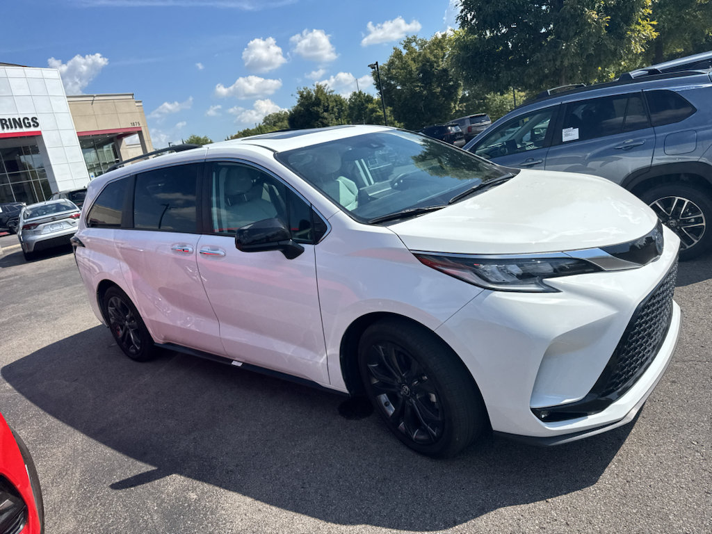 Ice Cap 2024 Toyota Sienna Minivan Front-Wheel Drive Continuously Variable Transmission