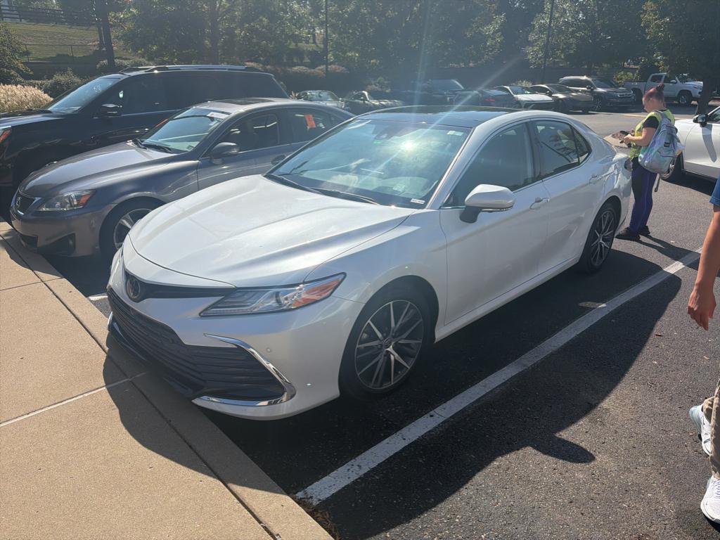 White (Wind Chill Pearl) 2023 Toyota Camry XLE V6 FWD Sedan Front-Wheel Drive 8-Speed Automatic