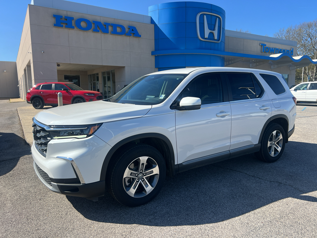 2023 Honda Pilot EX-L FWD with Captains Chairs