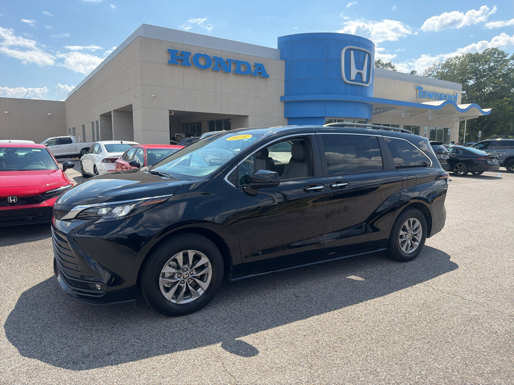 2025 Toyota Sienna XLE 7-Passenger FWD