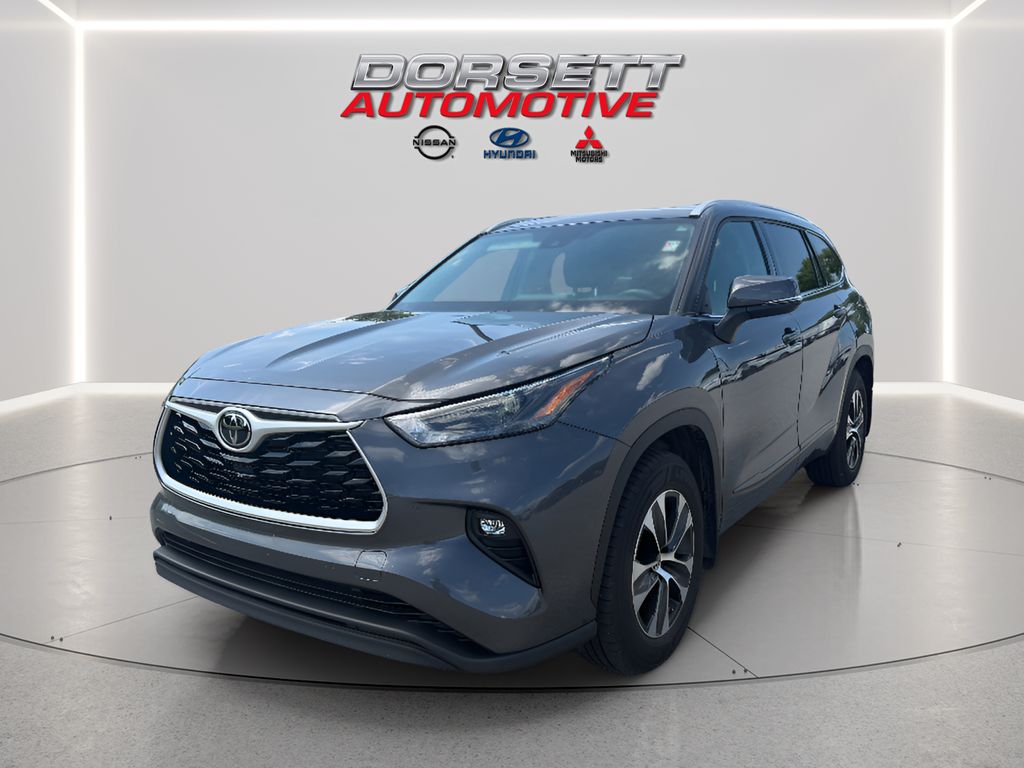 Magnetic Gray Metallic 2022 Toyota Highlander XLE AWD SUV / Crossover All-Wheel Drive 8-Speed Automatic