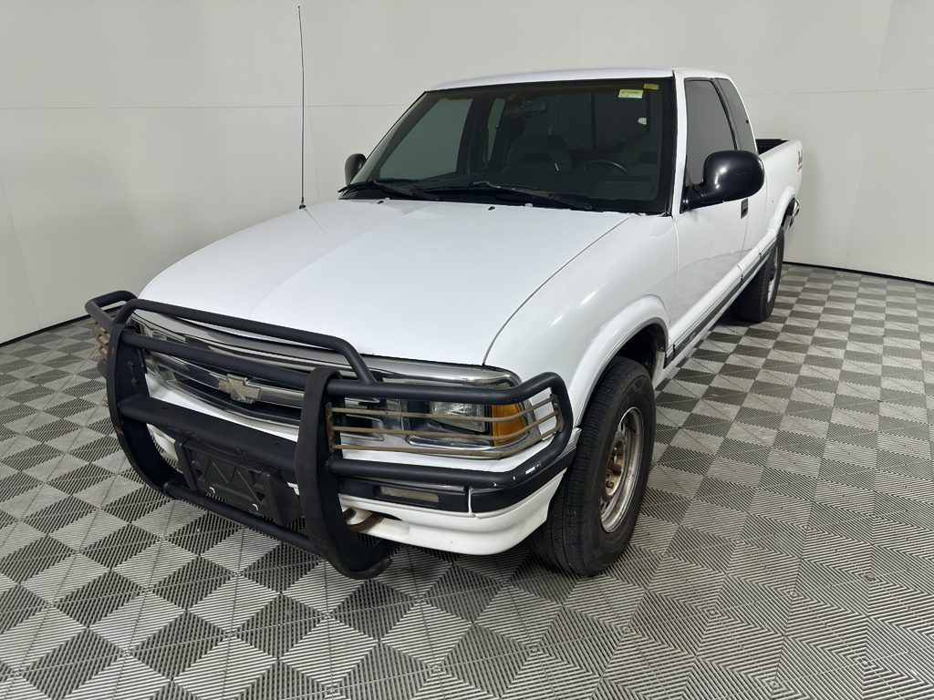Body Side Striping 1994 Chevrolet S-10 LS Extended Cab 4WD Pickup Truck Four-Wheel Drive 4-Speed Automatic