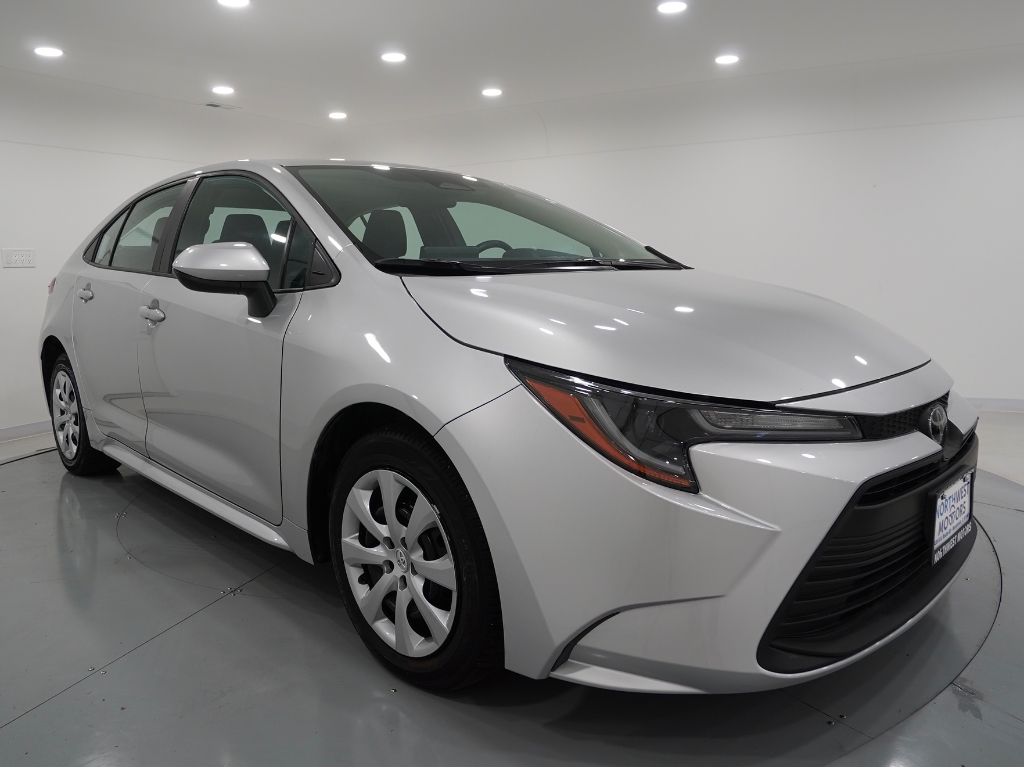 2025 Toyota Corolla LE's photo
