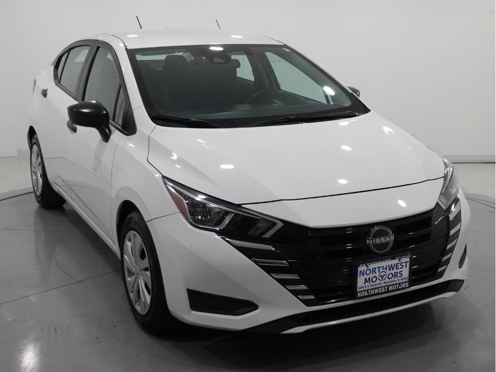 2023 Nissan Versa S's photo