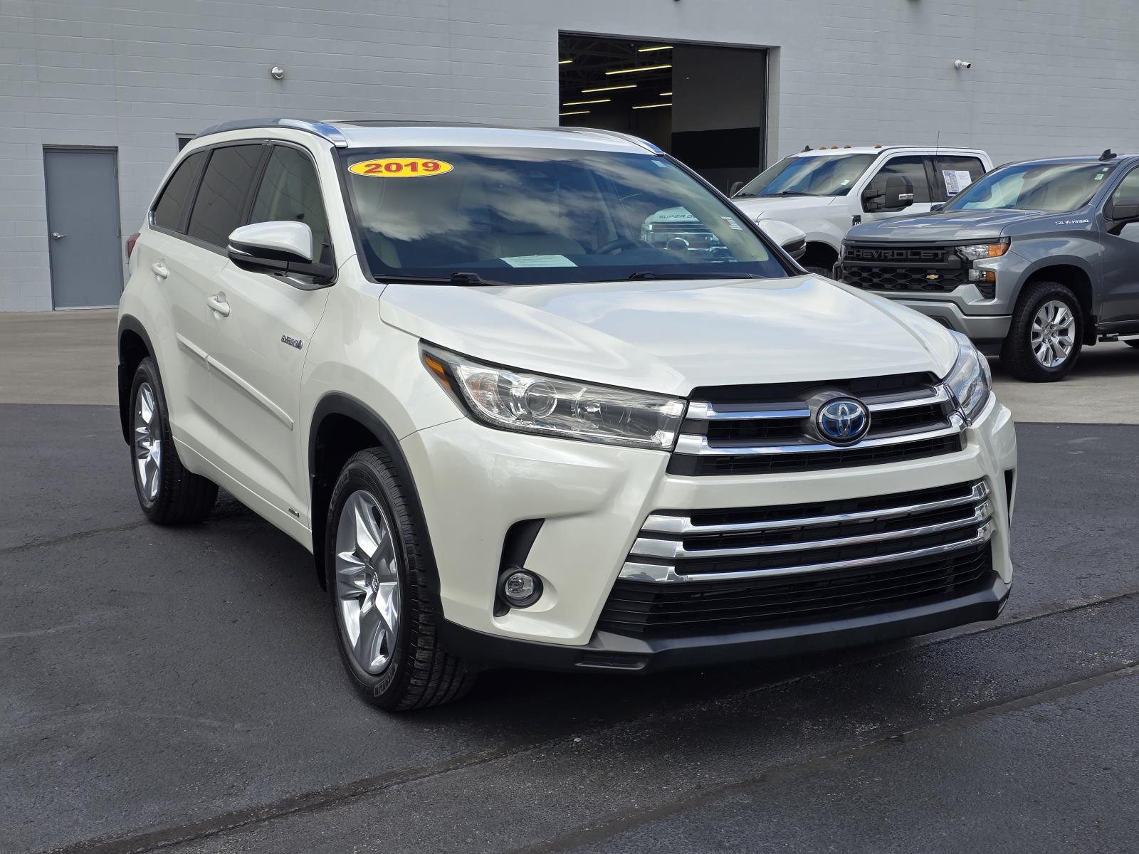White (Blizzard Pearl) 2019 Toyota Highlander Hybrid SUV / Crossover All-Wheel Drive Continuously Variable Transmission