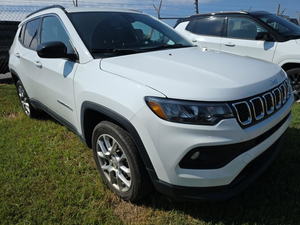 Bright White Clearcoat 2023 Jeep Compass SUV / Crossover Four-Wheel Drive 8-Speed Automatic