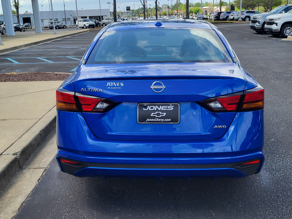 View vehicle photo 4