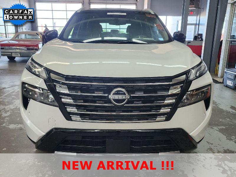 Everest White Pearl/Super Black 2024 Nissan Rogue SUV / Crossover Front-Wheel Drive Continuously Variable Transmission