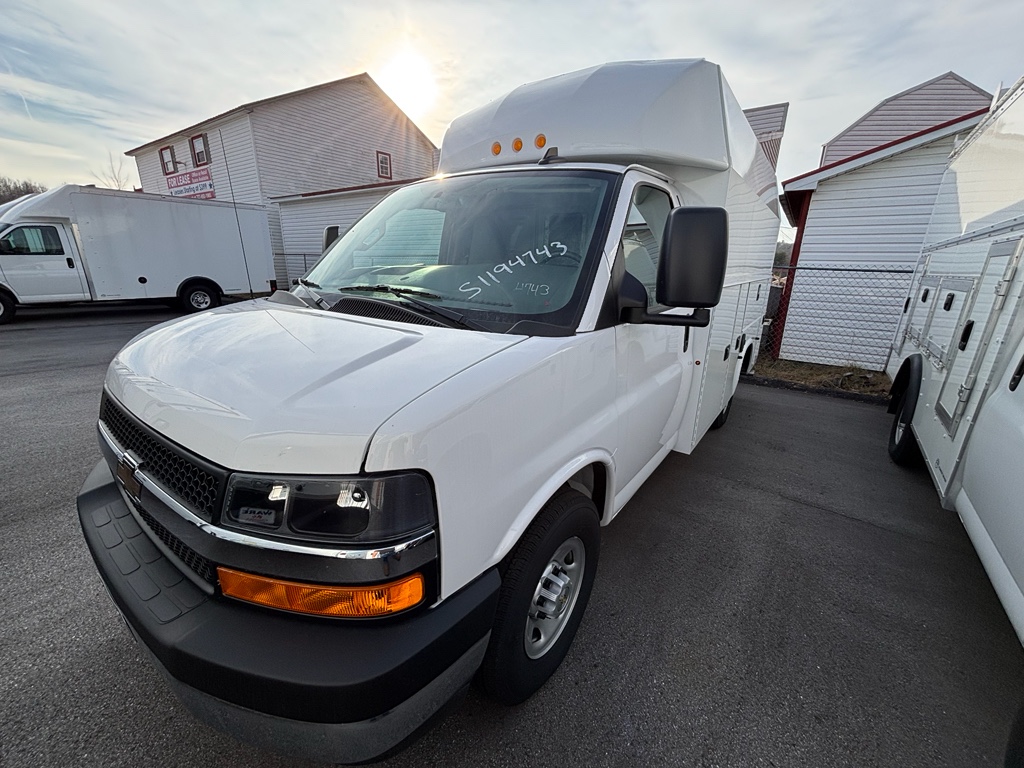 SUMMIT WHITE 2025 Chevrolet Express Chassis Van Rear-Wheel Drive 8-Speed Automatic