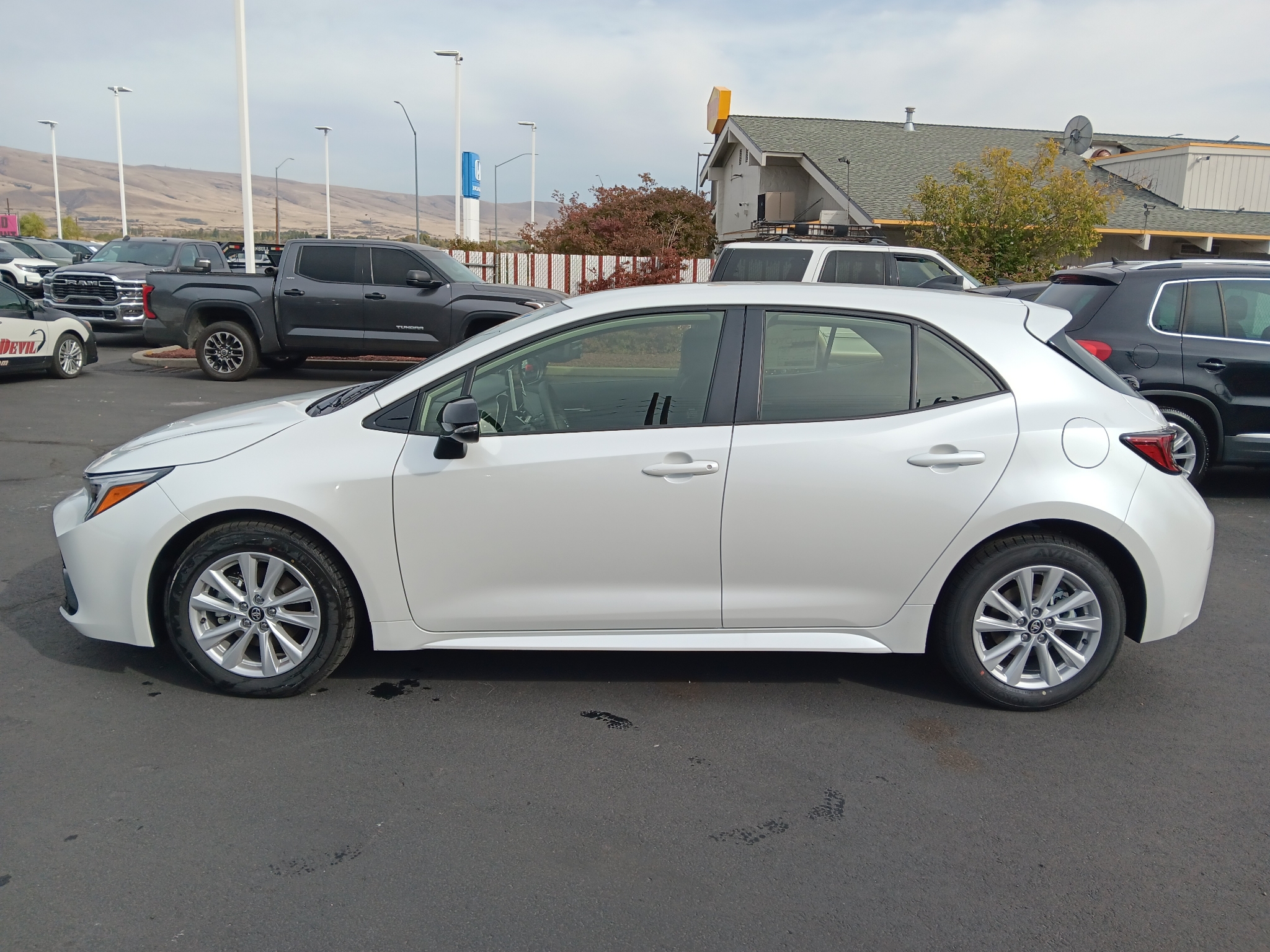 Pearl 2027 Toyota Corolla Hatchback Hatchback Front-Wheel Drive Automatic