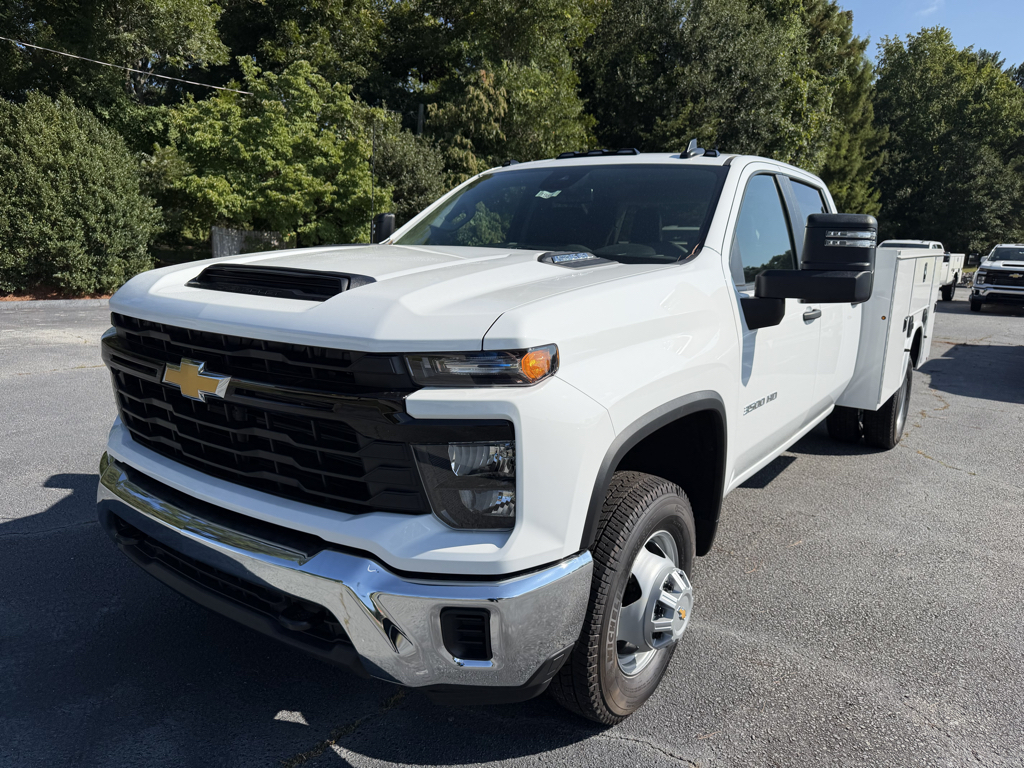 Summit White 2026 Chevrolet Silverado 3500HD Chassis Pickup Truck Four-Wheel Drive Automatic