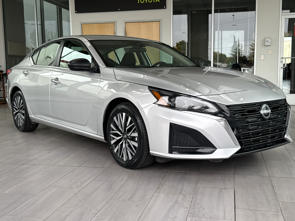 Brilliant Silver Metallic 2025 Nissan Altima Sedan Front-Wheel Drive Continuously Variable Transmission