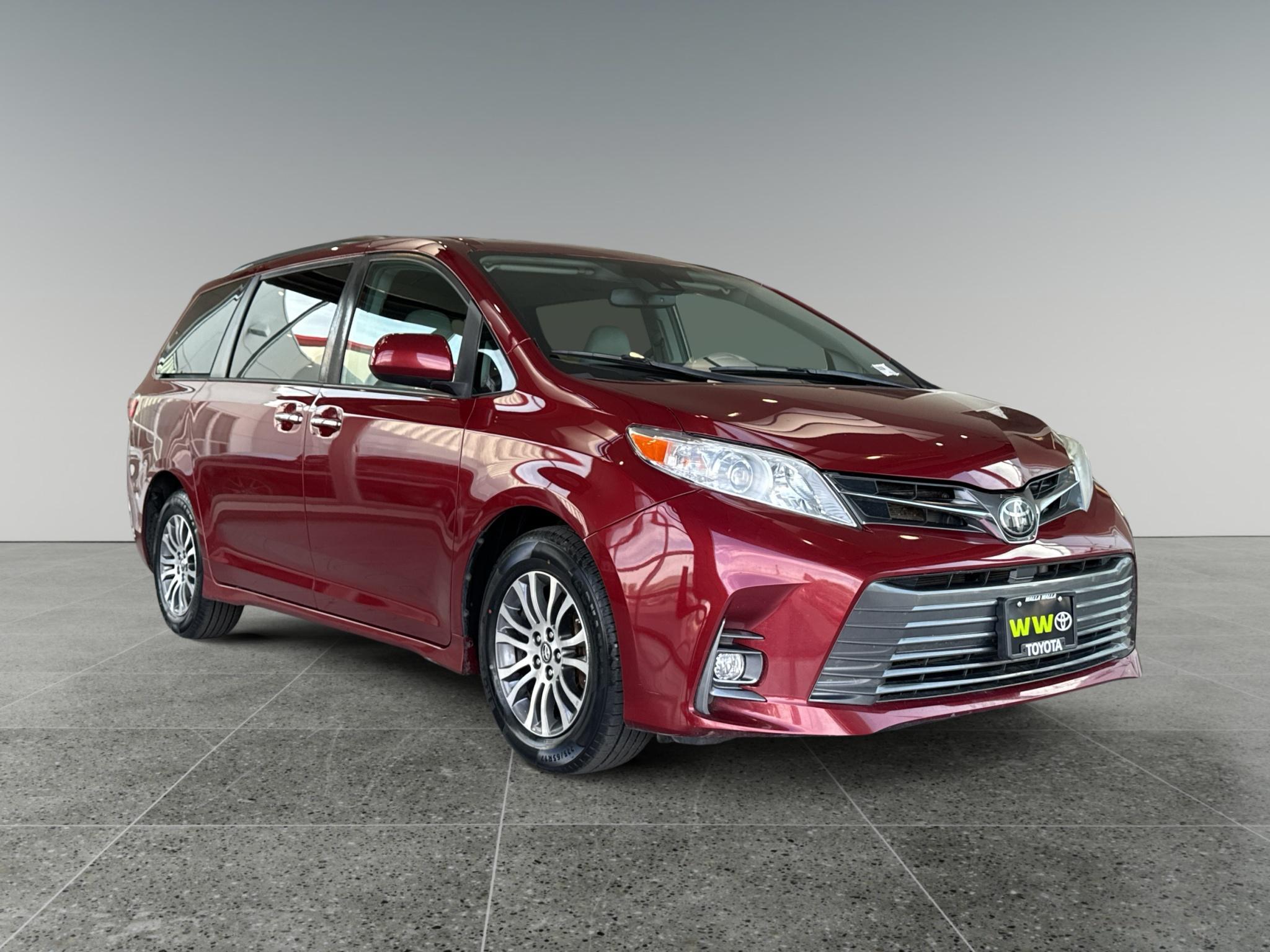 2019 Toyota Sienna XLE 7-Passenger FWD with Auto-Access Seat