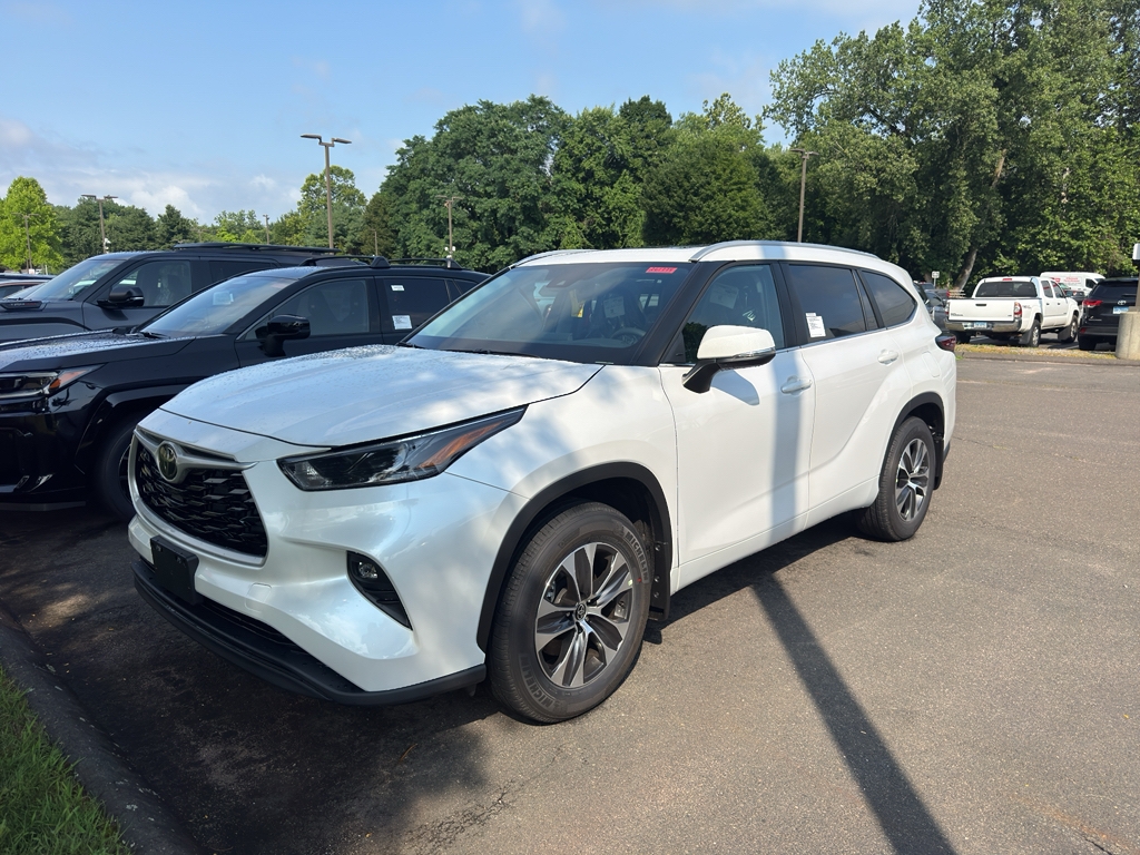 White (Wind Chill Pearl) 2026 Toyota Highlander SUV / Crossover All-Wheel Drive 8-Speed Automatic