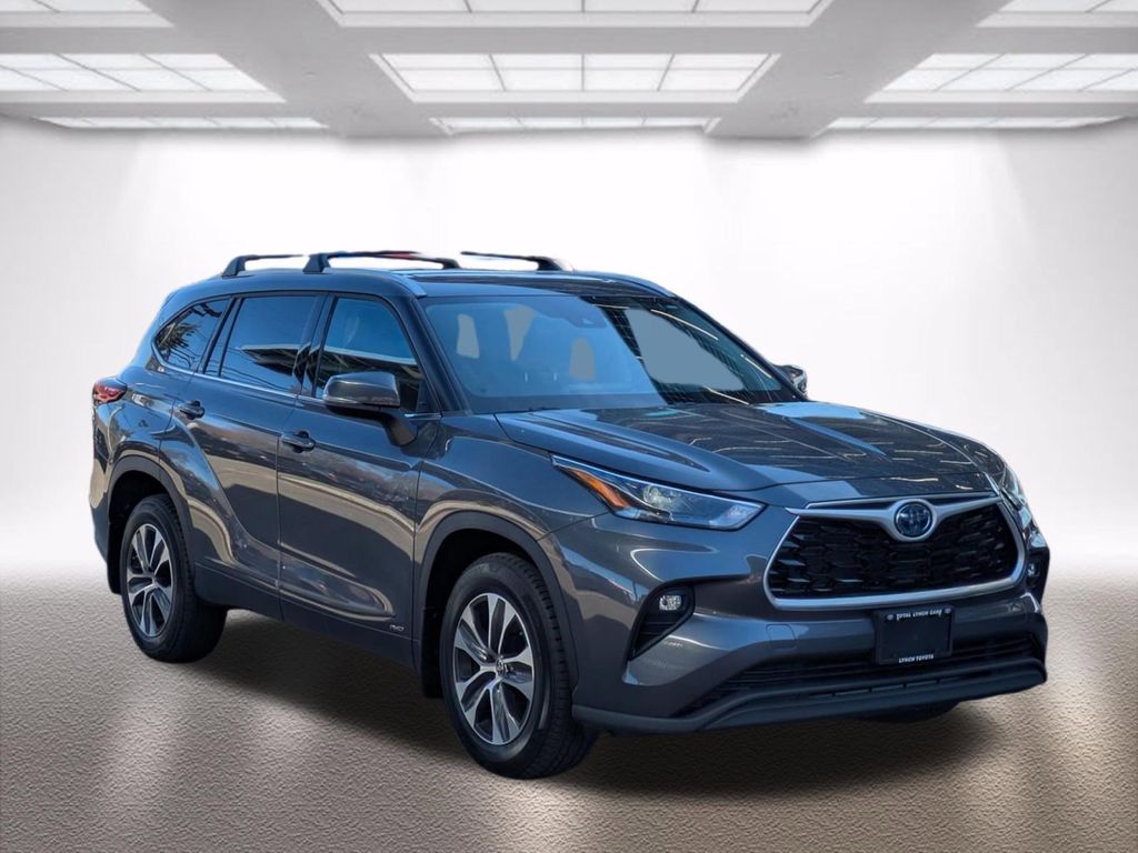 Magnetic Gray Metallic 2022 Toyota Highlander Hybrid XLE AWD SUV / Crossover All-Wheel Drive Continuously Variable Transmission