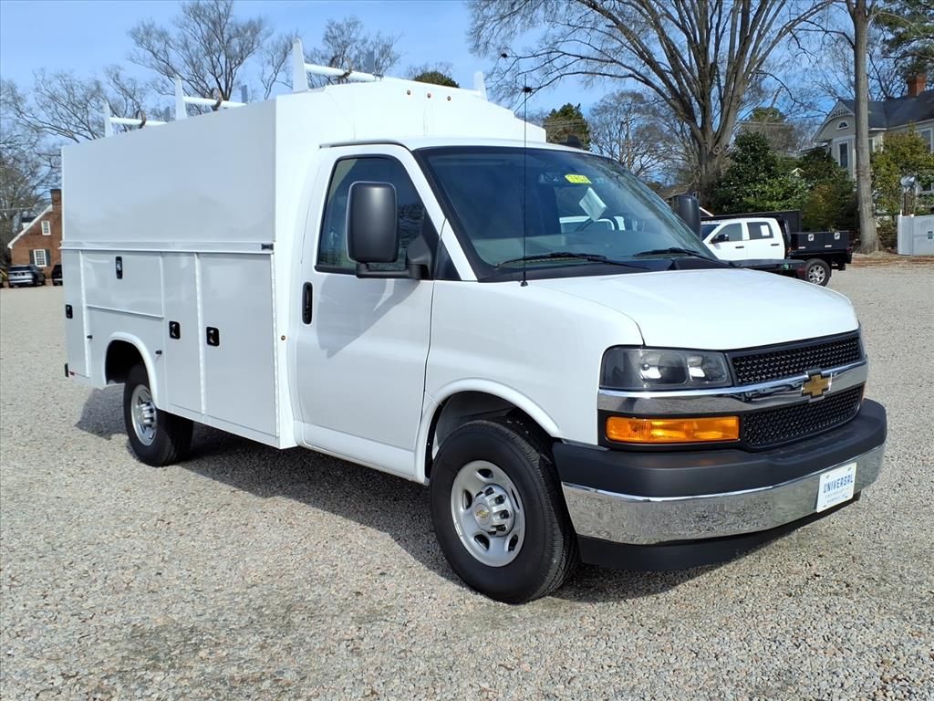 SUMMIT WHITE 2025 Chevrolet Express Chassis 3500 Cutaway 139 Van Rear-Wheel Drive 8-Speed Automatic