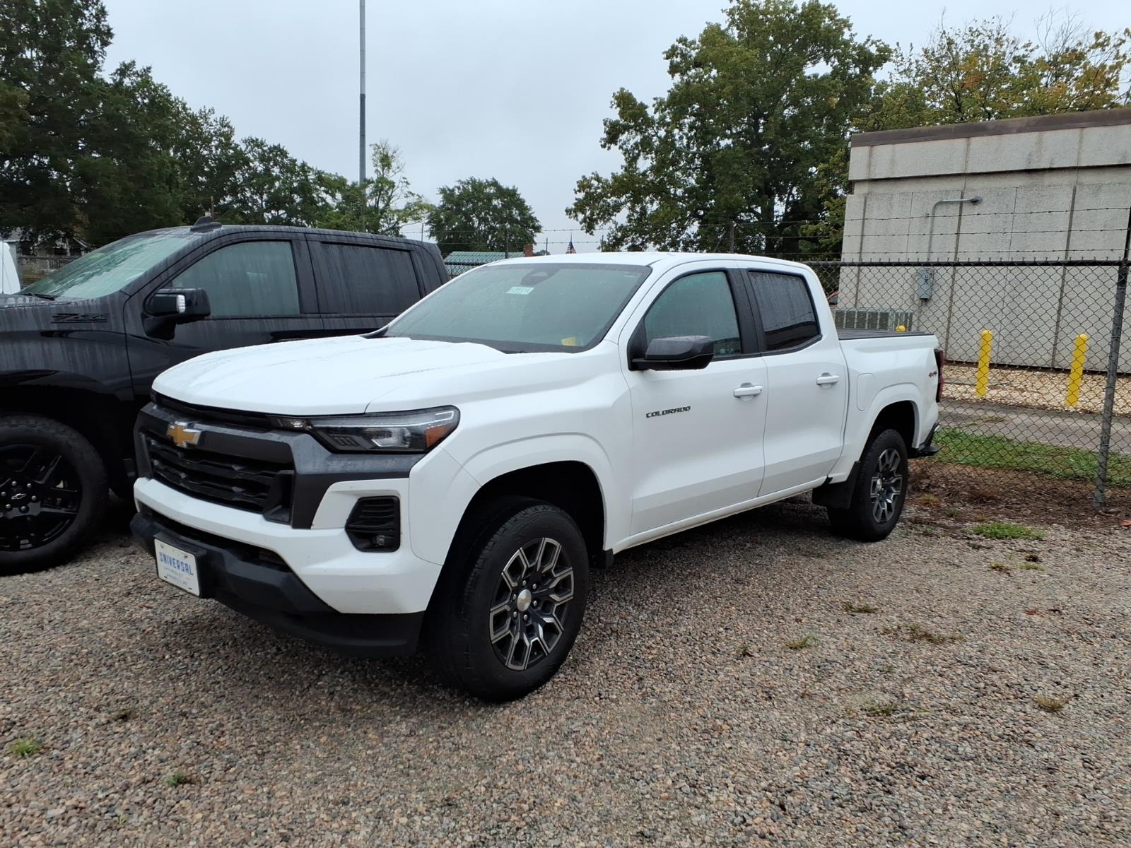 SUMMIT WHITE 2023 Chevrolet Colorado Pickup Truck Four-Wheel Drive 8-Speed Automatic