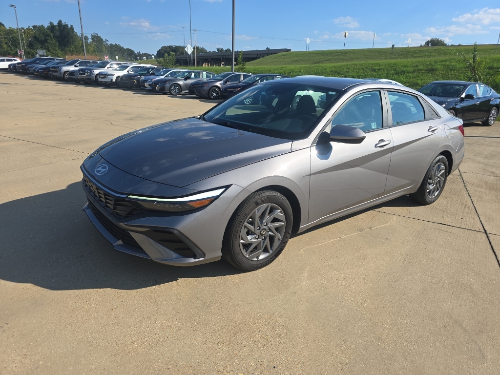 Fluid Metal 2024 Hyundai Elantra Sedan Front-Wheel Drive Continuously Variable Transmission