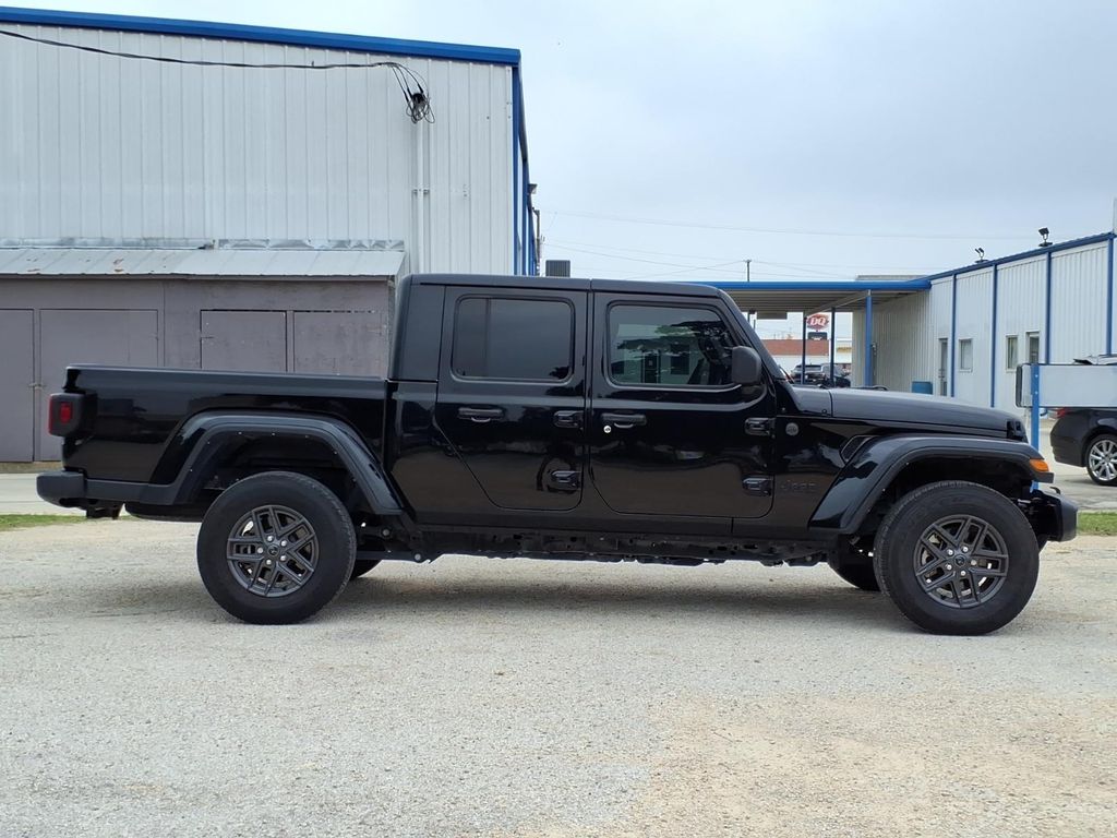 Used Car 2024 Jeep Gladiator  Sport S For Sale Under $40,000 In Pleasanton, Texas