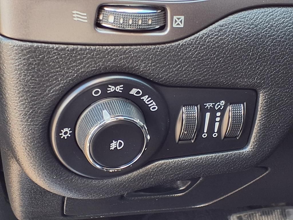 Used Car 2019 Jeep Cherokee  Latitude Plus For Sale Under $10,000 In Pleasanton, Texas