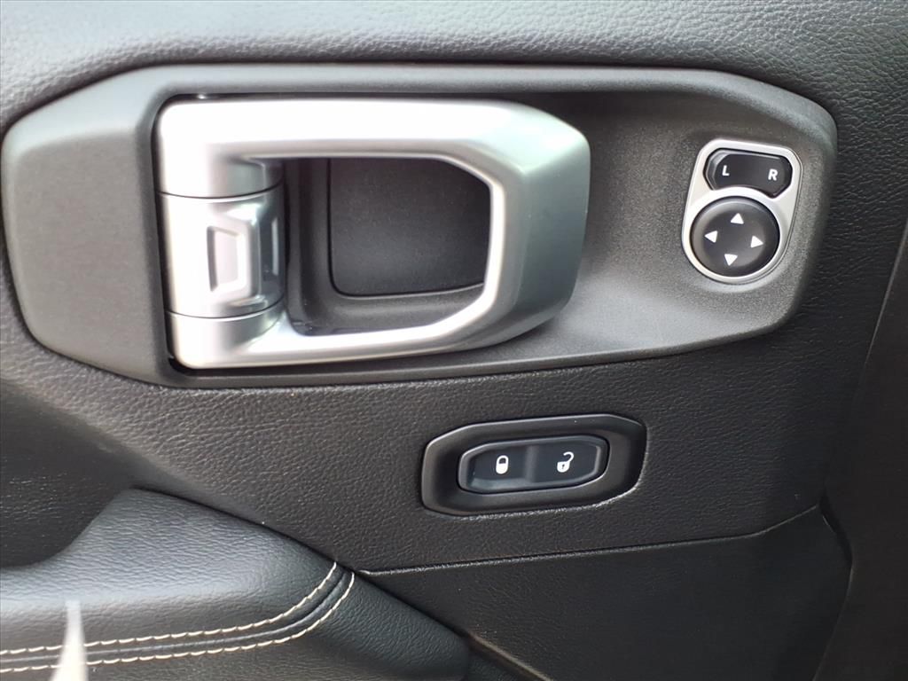 Used Car 2020 Jeep Gladiator  Overland For Sale Under $40,000 In Pleasanton, Texas