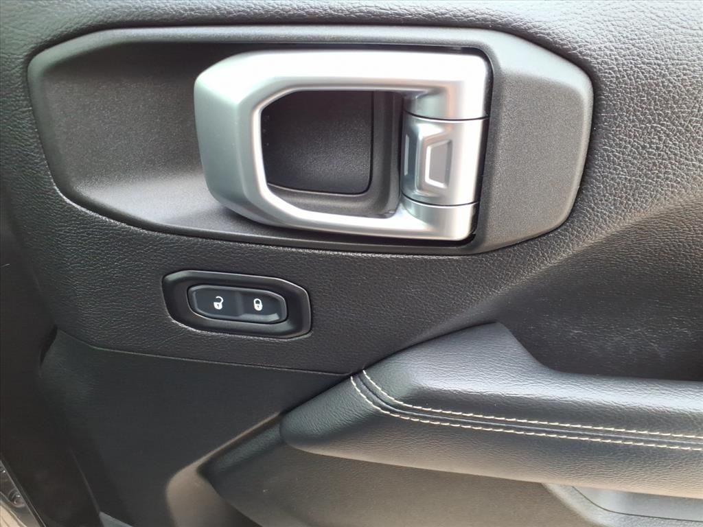 Used Car 2020 Jeep Gladiator  Overland For Sale Under $40,000 In Pleasanton, Texas