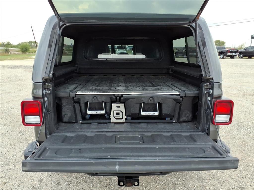 Used Car 2020 Jeep Gladiator  Overland For Sale Under $40,000 In Pleasanton, Texas