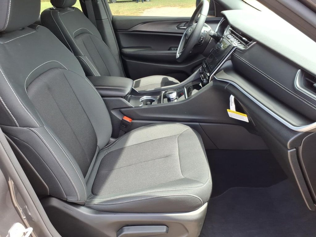New Car 2025 Jeep Grand Cherokee  Laredo X For Sale Under $40,000 In Pleasanton, Texas
