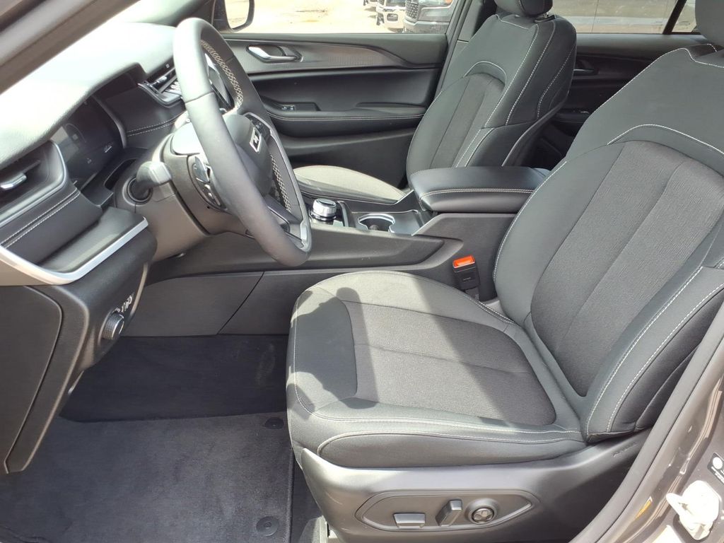 New Car 2025 Jeep Grand Cherokee  Laredo X For Sale Under $40,000 In Pleasanton, Texas