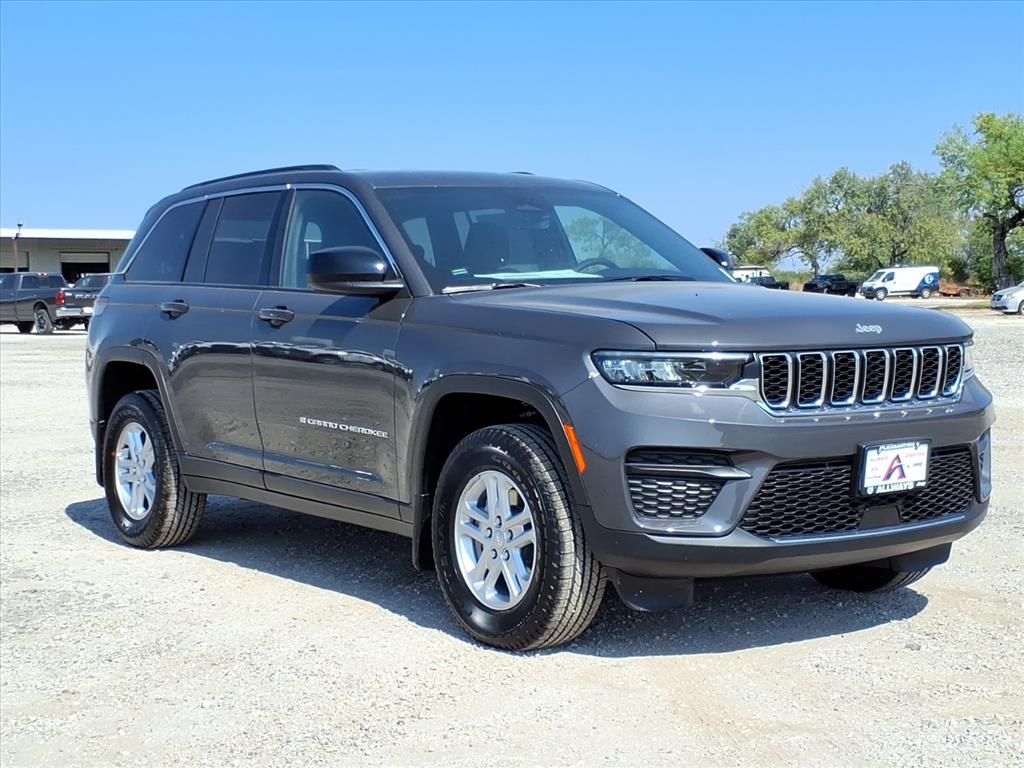 New Car 2025 Jeep Grand Cherokee  Laredo For Sale Under $50,000 In Pleasanton, Texas