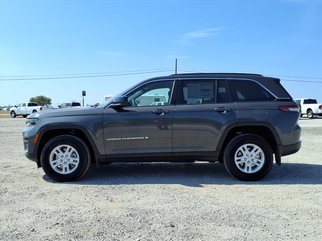 New Car 2025 Jeep Grand Cherokee  Laredo For Sale Under $50,000 In Pleasanton, Texas