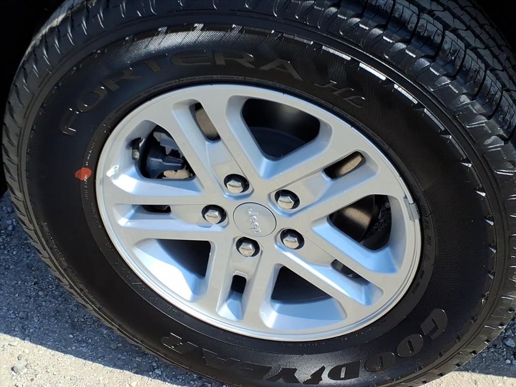 New Car 2025 Jeep Grand Cherokee  Laredo For Sale Under $50,000 In Pleasanton, Texas