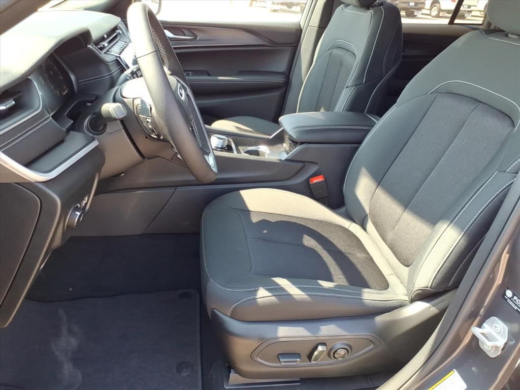 New Car 2025 Jeep Grand Cherokee  Laredo For Sale Under $50,000 In Pleasanton, Texas