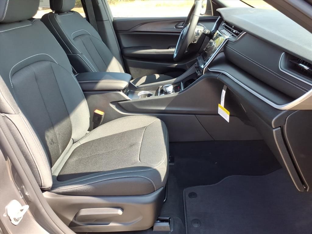 New Car 2025 Jeep Grand Cherokee  Laredo For Sale Under $50,000 In Pleasanton, Texas