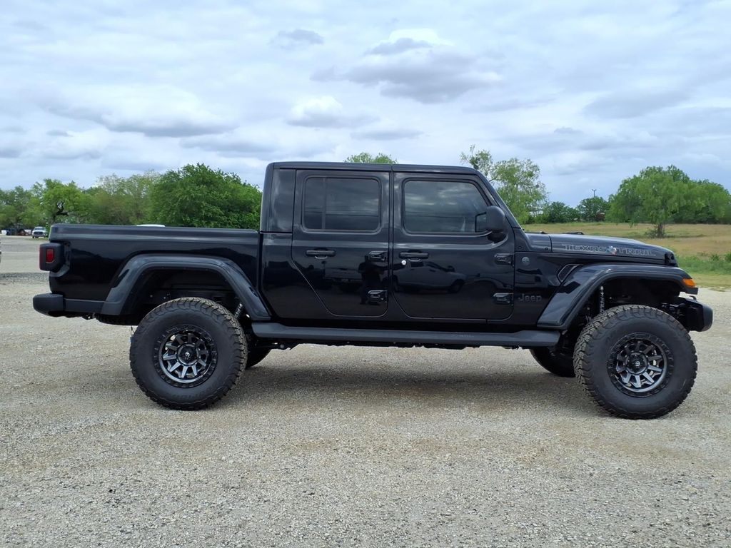 New Car 2025 Jeep Gladiator  Texas Trail For Sale Under $50,000 In Pleasanton, Texas