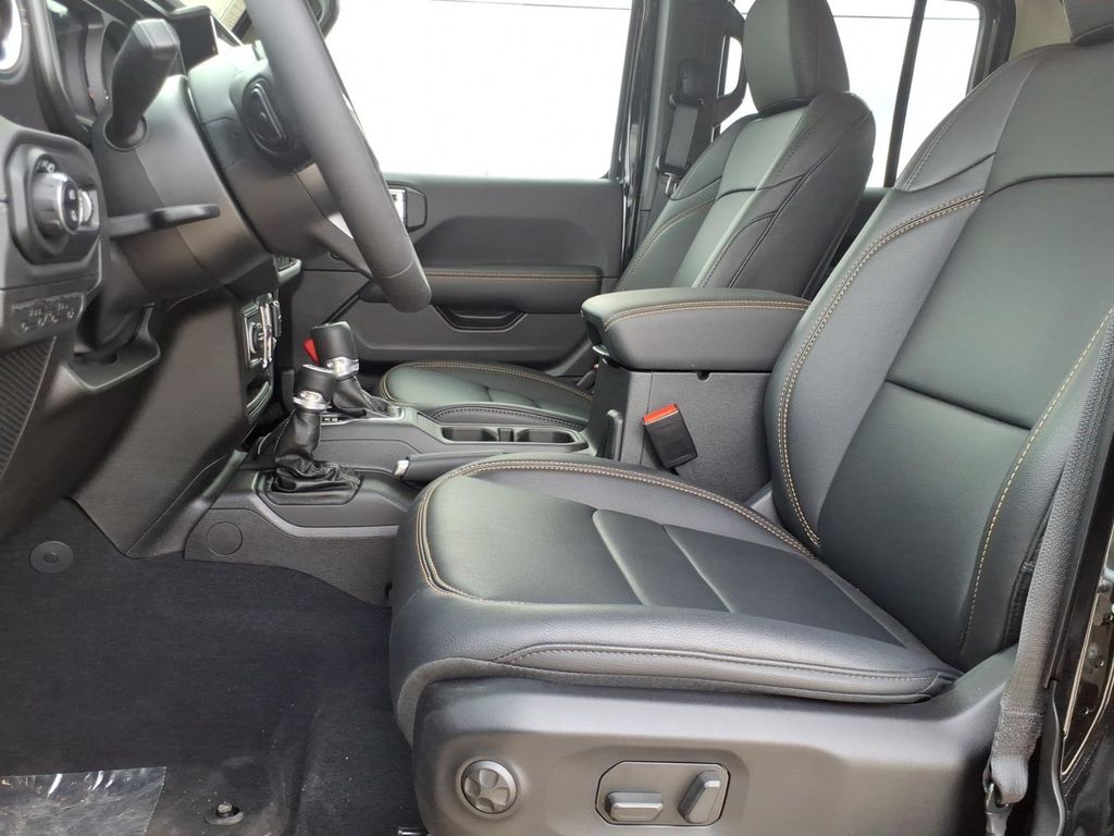 New Car 2025 Jeep Gladiator  Texas Trail For Sale Under $50,000 In Pleasanton, Texas