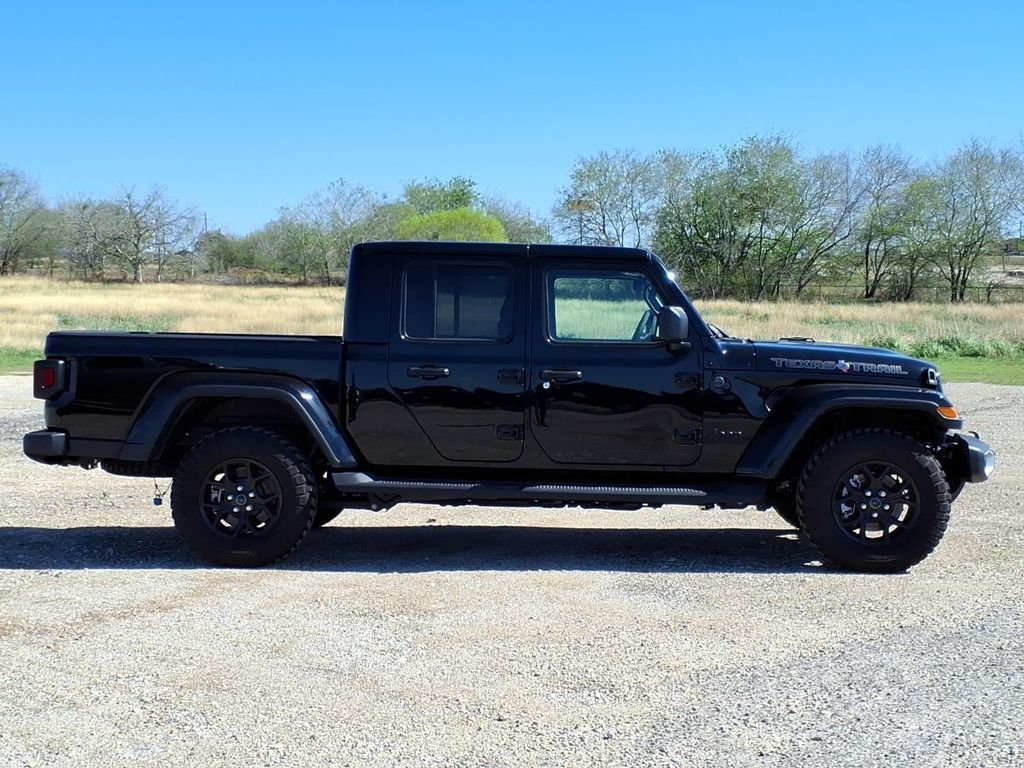 New Car 2025 Jeep Gladiator  Texas Trail For Sale Under $50,000 In Pleasanton, Texas