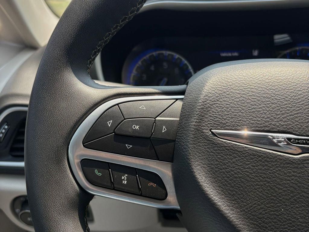 Used Car 2023 Chrysler Pacifica  Touring L For Sale Under $25,000 In Pleasanton, Texas