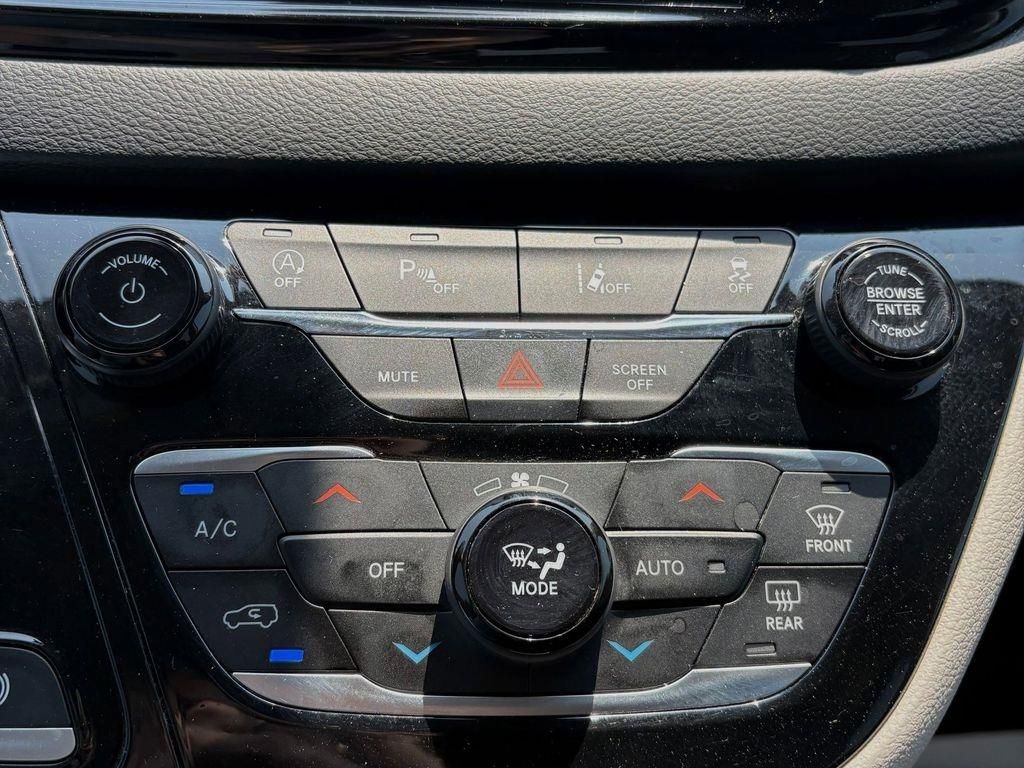 Used Car 2023 Chrysler Pacifica  Touring L For Sale Under $25,000 In Pleasanton, Texas