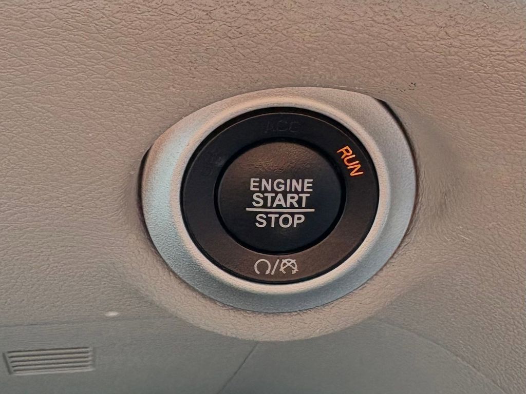 Used Car 2023 Chrysler Pacifica  Touring L For Sale Under $25,000 In Pleasanton, Texas