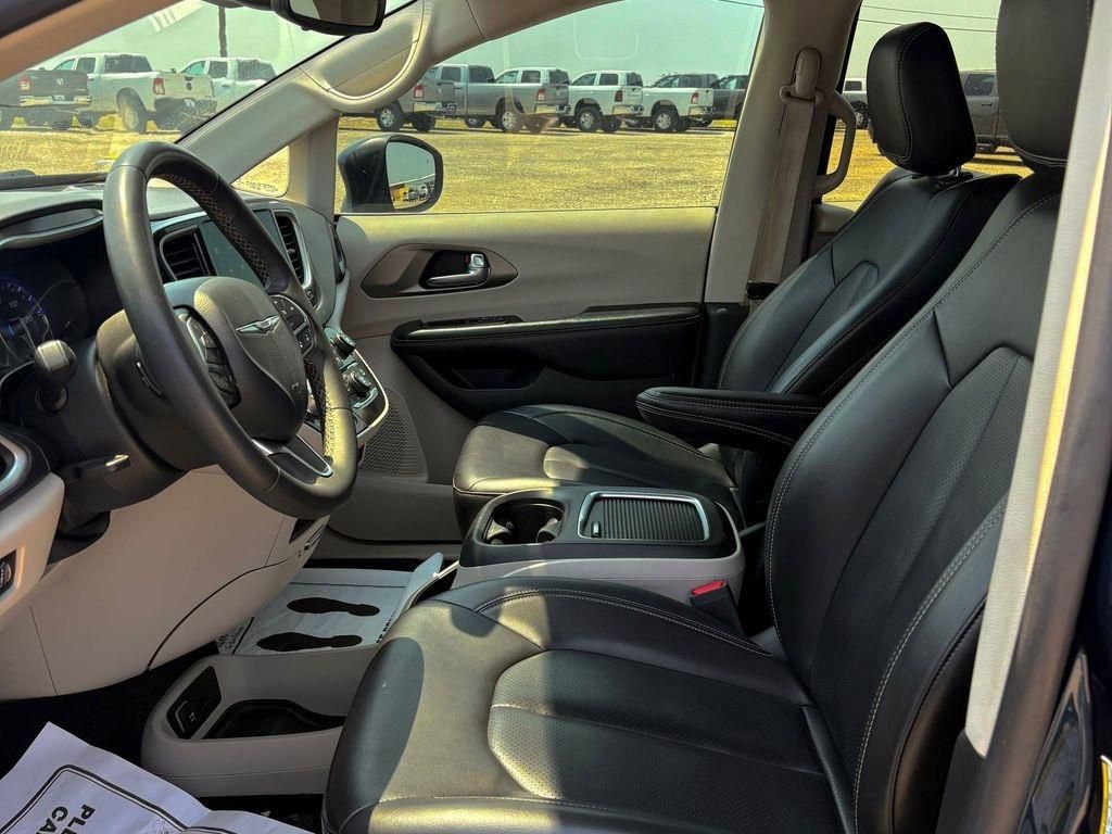 Used Car 2023 Chrysler Pacifica  Touring L For Sale Under $25,000 In Pleasanton, Texas