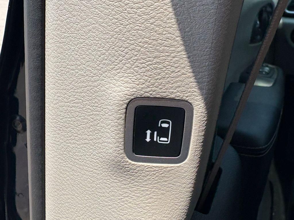 Used Car 2023 Chrysler Pacifica  Touring L For Sale Under $25,000 In Pleasanton, Texas