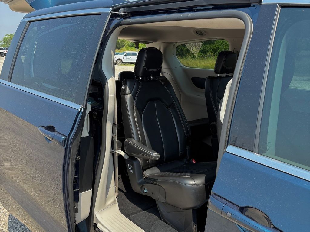 Used Car 2023 Chrysler Pacifica  Touring L For Sale Under $25,000 In Pleasanton, Texas