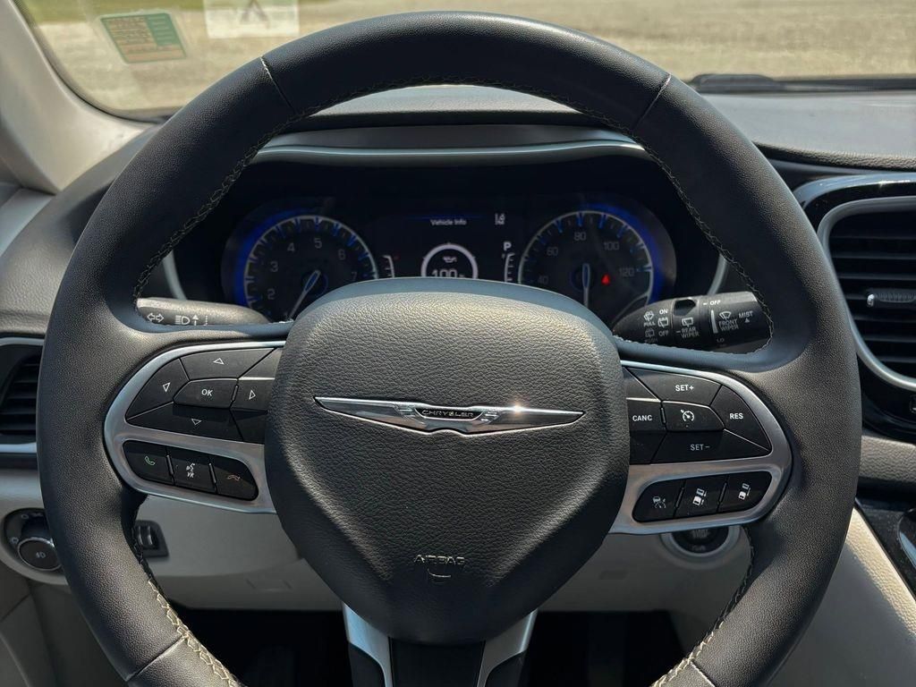 Used Car 2023 Chrysler Pacifica  Touring L For Sale Under $25,000 In Pleasanton, Texas