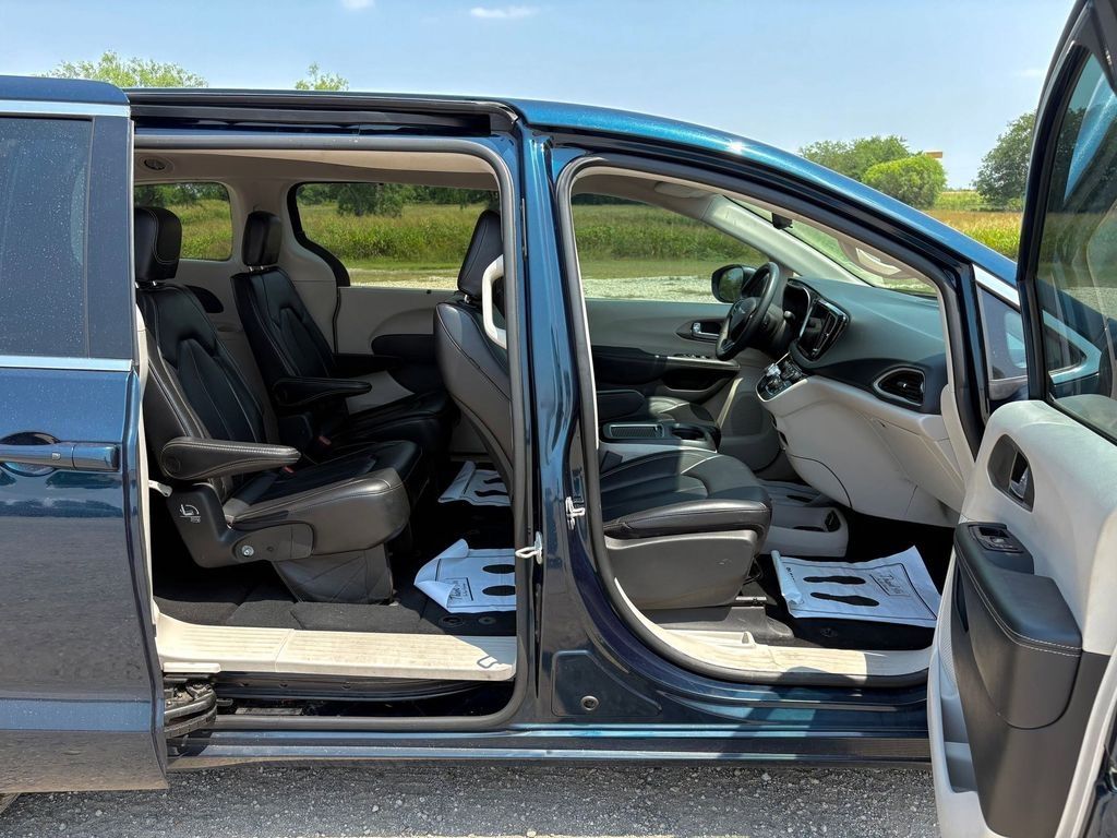 Used Car 2023 Chrysler Pacifica  Touring L For Sale Under $25,000 In Pleasanton, Texas