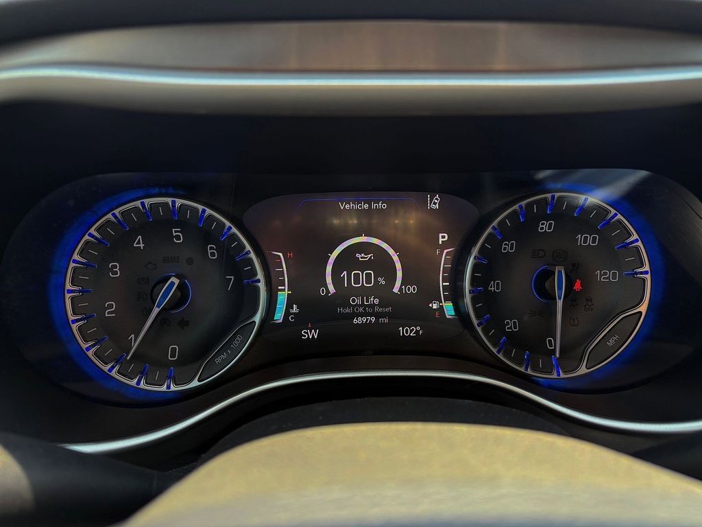 Used Car 2023 Chrysler Pacifica  Touring L For Sale Under $25,000 In Pleasanton, Texas