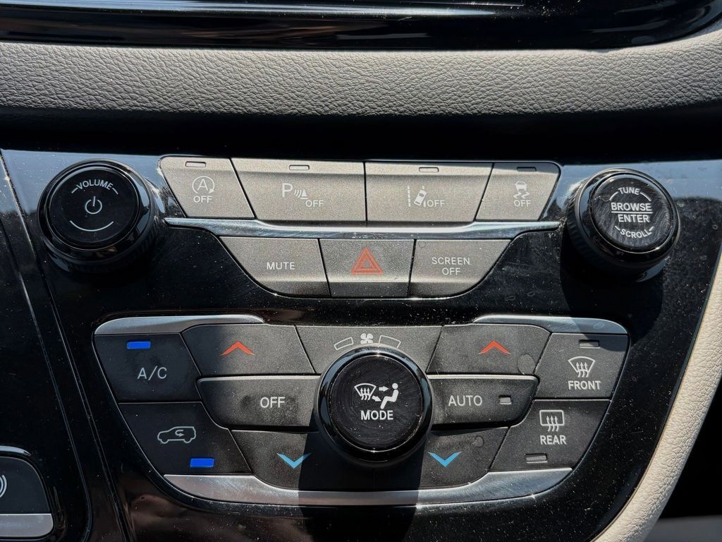 Used Car 2023 Chrysler Pacifica  Touring L For Sale Under $25,000 In Pleasanton, Texas